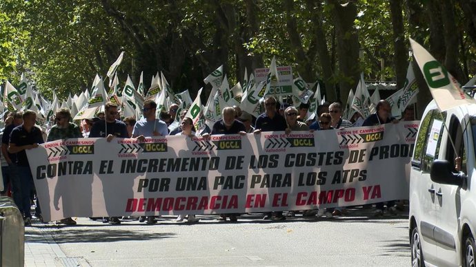 Manifestación convocada por UCCL en Valladolid ante la subida de los costes en el campo.