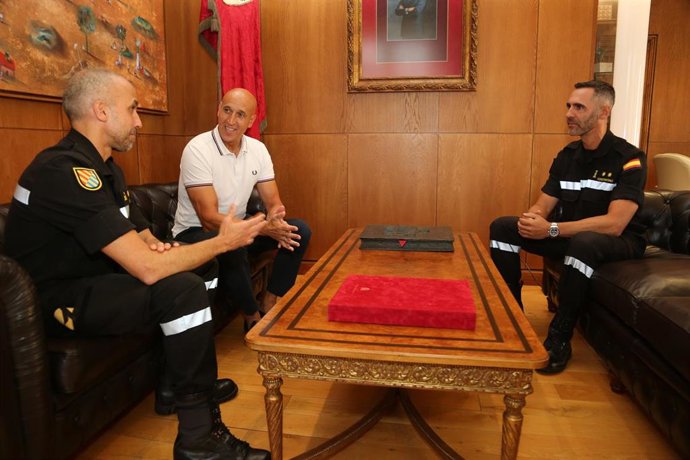 El alcalde de León, José Antonio Diez, junto al nuevo y al saliente coronel jefe del V Batallón de la Unidad Militar de Emergencias (UME).