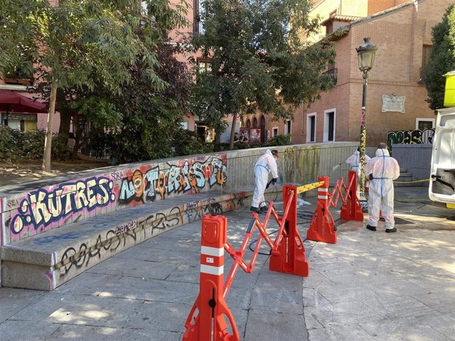Patrullas antigrafitis eliminan el rastro de las pintadas en la plaza del Dos de Mayo