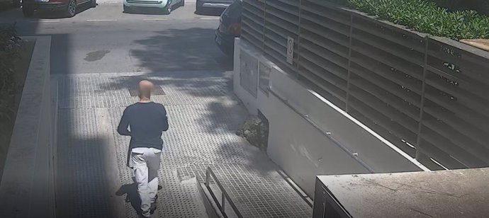 El detenido visto desde una cámara de seguridad.