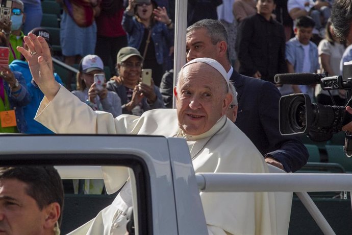 Archivo - 26 July 2022, Canada, Edmonton: Pope Francis arrives via the popemobile at the Commonwealth Stadium in Edmonton to take part in a public mass. Photo: Ron Palmer/SOPA Images via ZUMA Press Wire/dpa