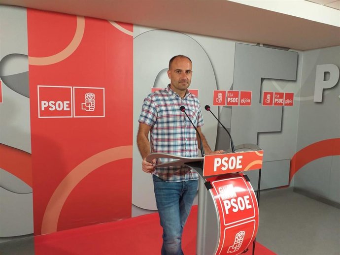 César González, secretario de Organización de la Agrupación Socialista de Gijón, en rueda de prensa en la Casa del Pueblo de Gijón