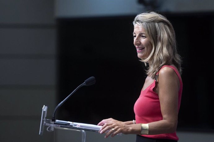 La vicepresidenta segunda del Gobierno y ministra de Trabajo y Economía Social, Yolanda Díaz, comparece en rueda de prensa tras una reunión con responsables de la Asamblea Ciudadana por el Clima, en la sede del Ministerio, a 31 de agosto de 2022, en Mad