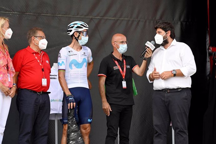 El presidente de la Comunidad, Fernando López Miras, asiste a la salida de la undécima etapa de la Vuelta Ciclista a España 2022, entre las instalaciones de ElPozo Alimentación y Cabo de Gata