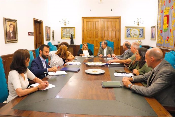 El consejo de Sanidad, Jesús Fernández Sanz, en la reunión de trabajo mantenida este miércoles con la alcaldesa de Talavera, Tita García Élez.