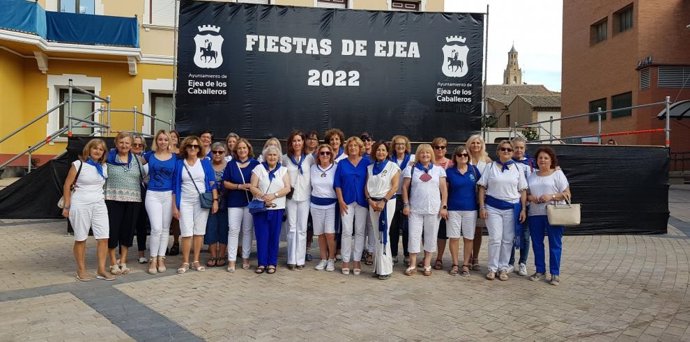 La consejera de Ciudadanía y Derechos Sociales, María Victoria Broto, convarias mujeres en su visita a Ejea de los Caballeros con motivo de las fiestas de la Virgen de la Oliva