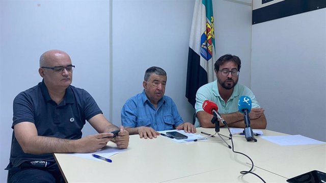 Miembros de la coalición regionalista Levanta y de Una Extremadura Digna en una rueda de prensa
