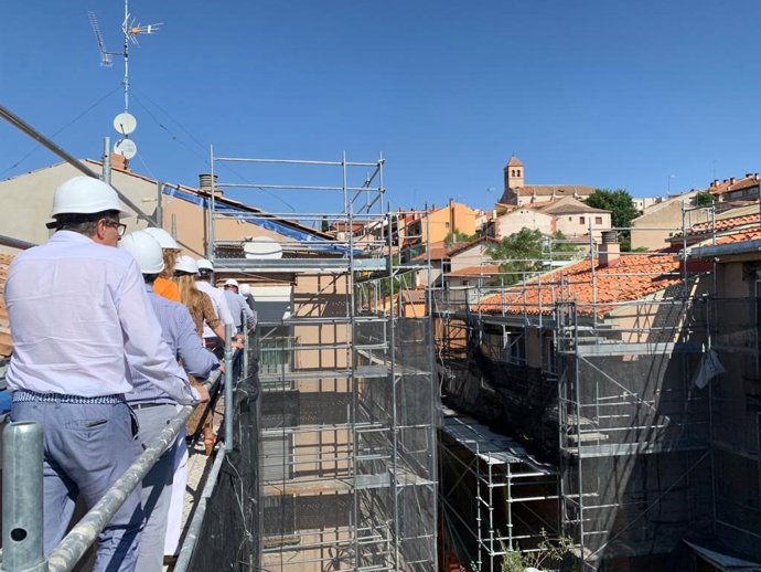 La directora general de Vivienda, Arquitectura, Ordenación del Territorio y Urbanismo de la Administración autonómica, María Pardo, y la delegada territorial en Valladolid, Raquel Alonso, han visitado esta mañana Simancas (Valladoid) para conocer las ob