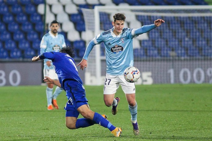 Archivo - Enes Unal of Getafe CF and Miguel Baeza of Celta de Vigo in action during La Liga football match played between Getafe CF and Celta de Vigo at Coliseum Alfonso Perez on December 23, 2020 in Getafe, Madrid, Spain.