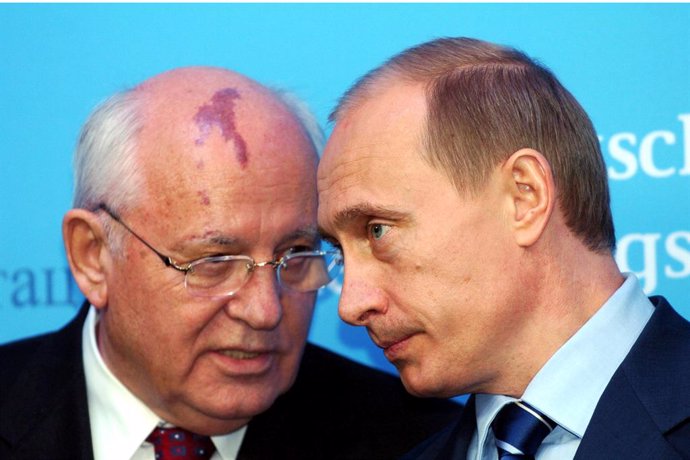 Archivo - FILED - 21 December 2004, Schleswig-Holstein, Schleswig: Russian President Vladimir Putin (R)and USSR former president Mikhail Gorbachev attend a press conference at Gottorf Castle. Putin has paid tribute to the final leader of the Soviet Unio