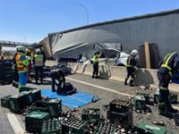 Un camión de cervezas pierde el control y choca contra un coche en la A4, resultando herida una conductora