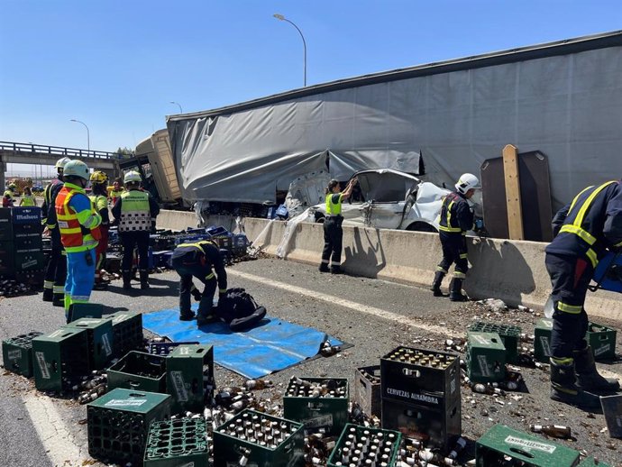 Un camión de cervezas pierde el control y choca contra un coche en la A4, resultando herida una conductora