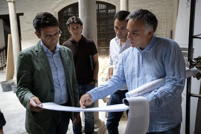 El alcalde de Granada, Francisco Cuenca, primero por la izquierda en la imagen, en una visita al edificio del Rey Soler