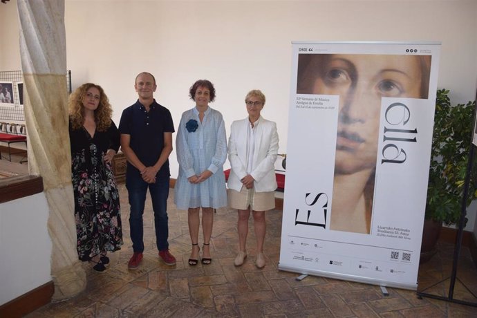 Raquel Andueza, directora artística de la SMADE; Regino Etxabe, concejal de Cultura del Ayuntamiento de Estella; la consejera de Cultura y Deporte, Rebeca Esnaola; y la directora gerente de Fundación Baluarte, María Antonia Rodríguez.