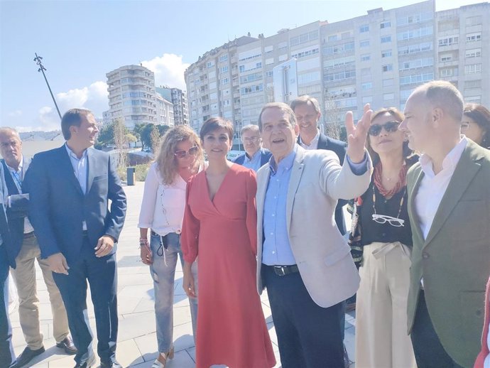 La ministra de Política Territorial y portavoz del Gobierno, Isabel Rodríguez, en una visita a la estación de Vialia en Vigo, junto con el alcalde, Abel Caballero, y la presidenta de la Diputación, Carmela Silva, entre otras autoridades.