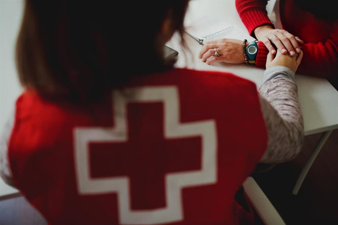 Archivo - Cruz Roja presta apoyo a víctimas de violencia de género, en una imagen de archivo.