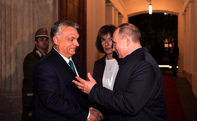 Archivo - HANDOUT - 30 October 2019, Hungary, Budapest: Hungarian Prime Minister Viktor Orban (L) and Russian President Vladimir Putin shake hands after attending a meeting with leaders of the Middle Eastern Christian church. Photo: -/Kremlin/dpa - ATTE