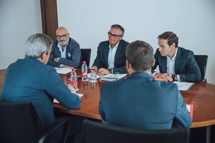 Imagen del encuentro del portavoz parlamentario de Vox, Manuel Gavira, y los diputados Alejandro Hernández y Javier Cortés con la Federación Andaluza de Caza.