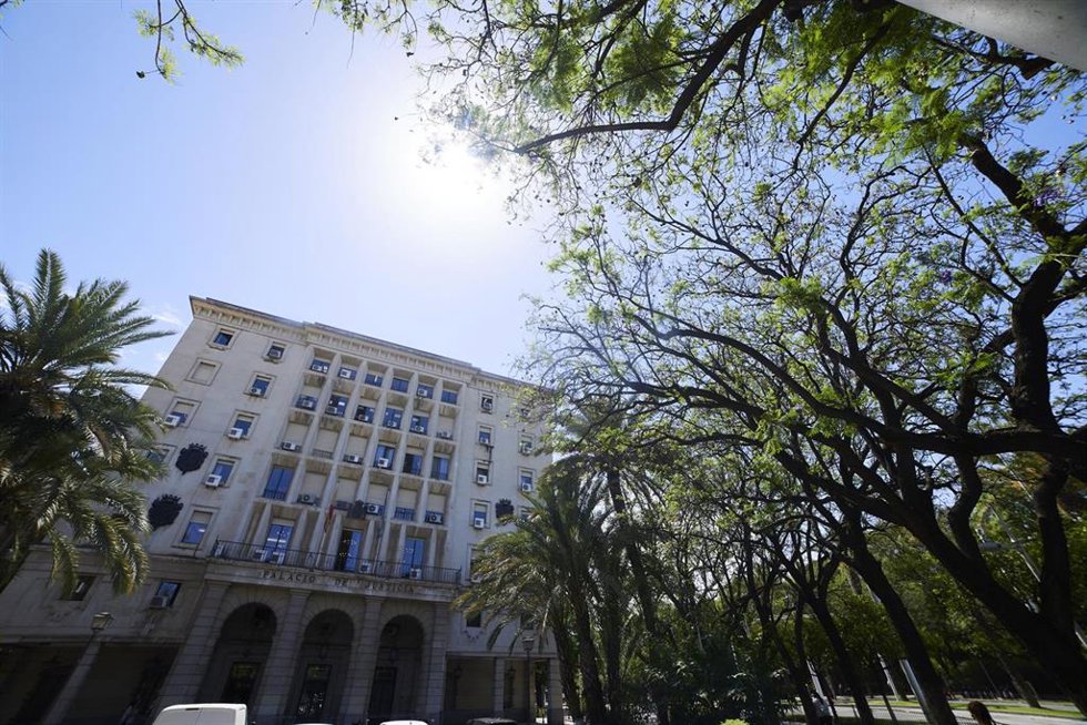 Archivo - Detalle de la fachada principal de la Audiencia Provincial de Sevilla