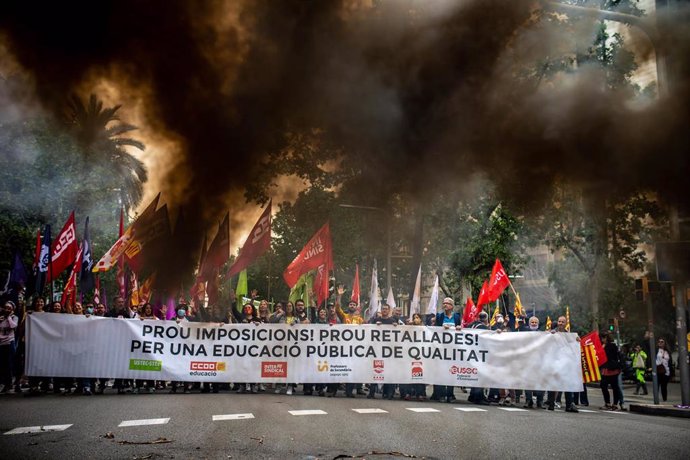 Archivo - Un grupo de personas con pancartas y banderas al lado de una barricada durante una huelga de jornada completa de sindicatos educativos, en los jardinets de Grcia, a 25 de mayo de 2022, en Barcelona