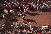 Cerca de 15.000 personas disfrutan de la Tomatina "más buñolera" y "familiar": "La añorábamos mucho"