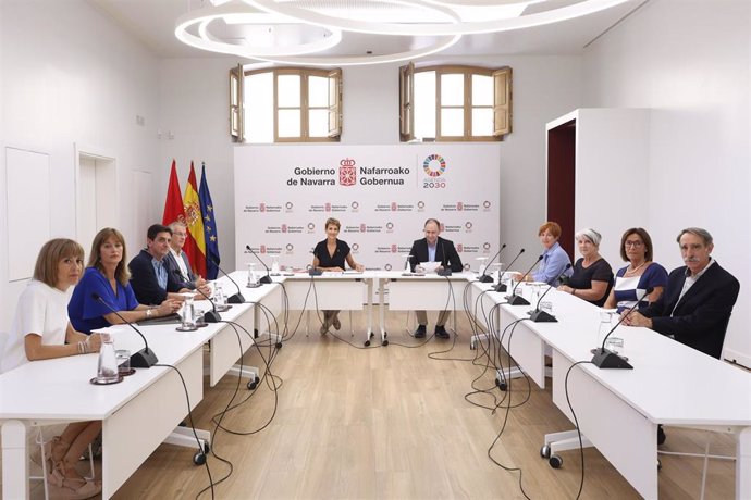 La presidenta de Navarra, María Chivite, junto a los integrantes del Patronato de la Fundación Caja Navarra.