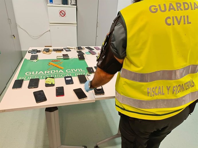 Móviles recuperados en el aeropuerto de Ibiza.