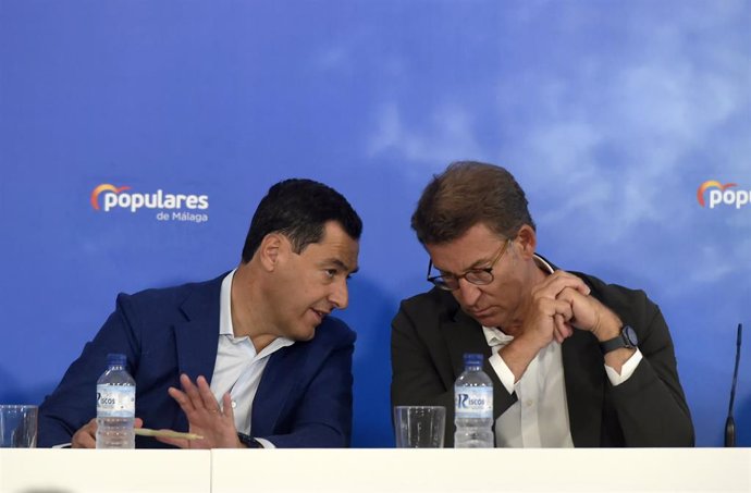 El presidente nacional del PP, Alberto Núñez Feijóo (d) y el presidente andaluz, Juanma Moreno (i), en la clausura de la Junta Directiva Provincial del PP de Málaga a 31 de agosto de 2022 en Málaga, (Andalucía, España).