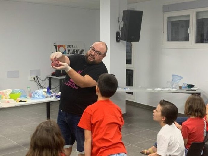 'Ciencia Al Fresquito' Despide El Verano Con Rutas Geológicas, Astronomía Y Experimentación Científica.