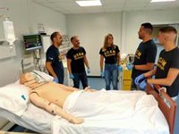 La UCAM envía profesionales y equipamiento sanitario a Uganda