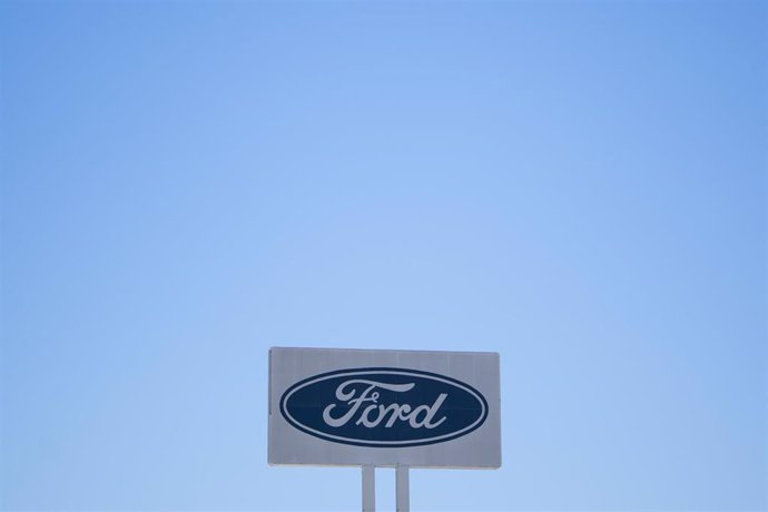 Archivo - Logo de Ford en la entrada de la fábrica