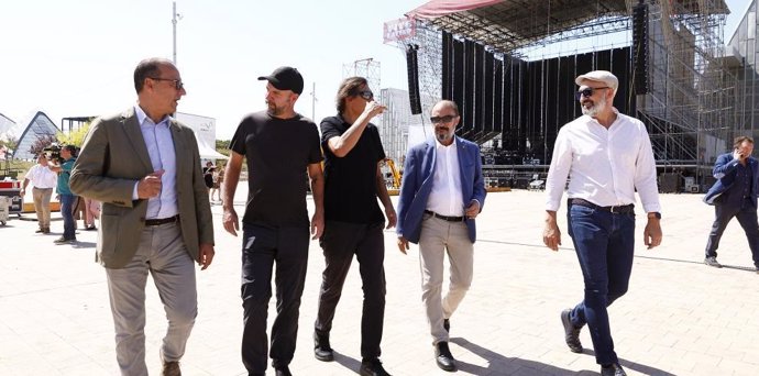 El presidente de Aragón, Javier Lambán, durante su visita a las instalaciones que acogerán este fin de semana el Festival Vive Latino.