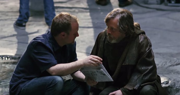 Archivo - Mark Hamill y Rian Johnson en el rodaje de Star Wars: The Last Jedi