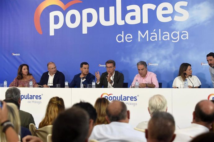 El presidente nacional del PP, Alberto Núñez Feijóoel presidente andaluz, Juanma Morenoy el presidente del PP de Málaga, Elías Bendodo, en la  Junta Directiva Provincial del PP de Málaga
