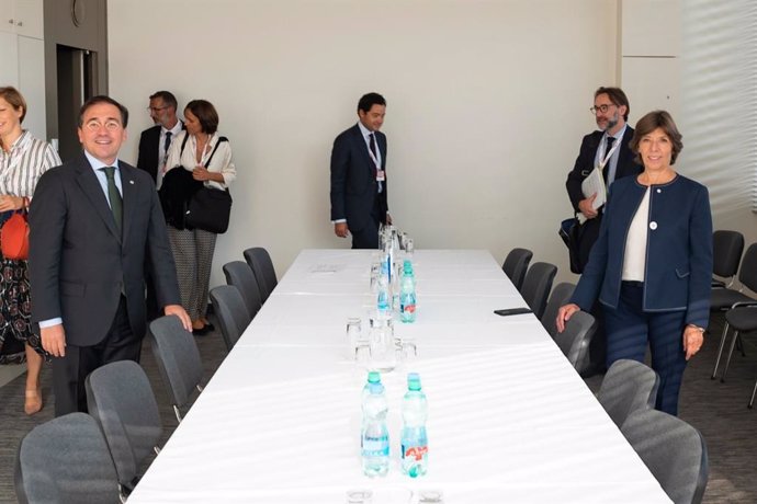 El ministro de Asuntos Exteriores, José Manuel Albares, y su homóloga de Francia, Catherine Colonna, durante su encuentro en Praga con motivo de la reunión informal de ministros de la UE