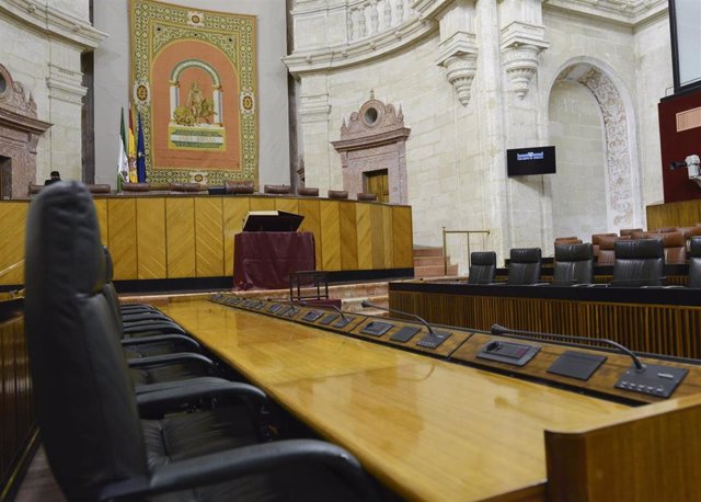 Archivo - El salón de Plenos del Parlamento de Andalucía. 