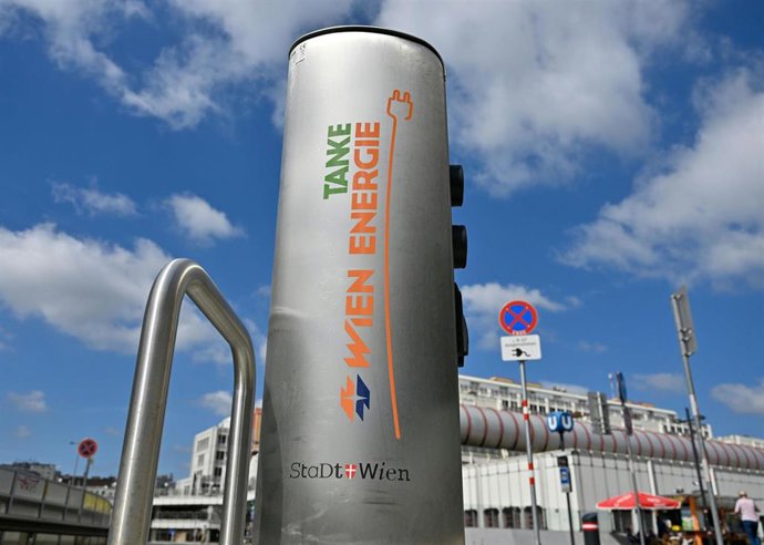 29 August 2022, Austria, Vienna: The logo of the Wien Energie company on an e-charging station at the Spittelau site in Vienna. Wien Energie has run into financial difficulties due to the rise in wholesale prices for gas and electricity. Photo: Helmut F
