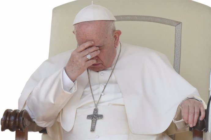 Archivo - 11 May 2022, Vatican, Vatican City: Pope Francis gestures during his weekly general audience in St. Peter's Square at the Vatican. Photo: Evandro Inetti/ZUMA Press Wire/dpa