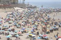 Fallece un anciano de 78 años en la playa de la Victoria de Cádiz