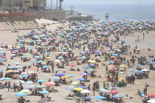 Archivo - La playa de la Victoria  abarrotada de bañistas  en el puente del 15 de  agosto a 15 agosto del 2021 en Cádiz (Andalucía)