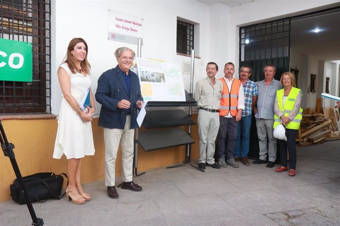 Inicio de las obras de rehabilitacion para la promoción de 23 alojamientos para mayores en la calle Don Rodrigo de la capital cordobesa.