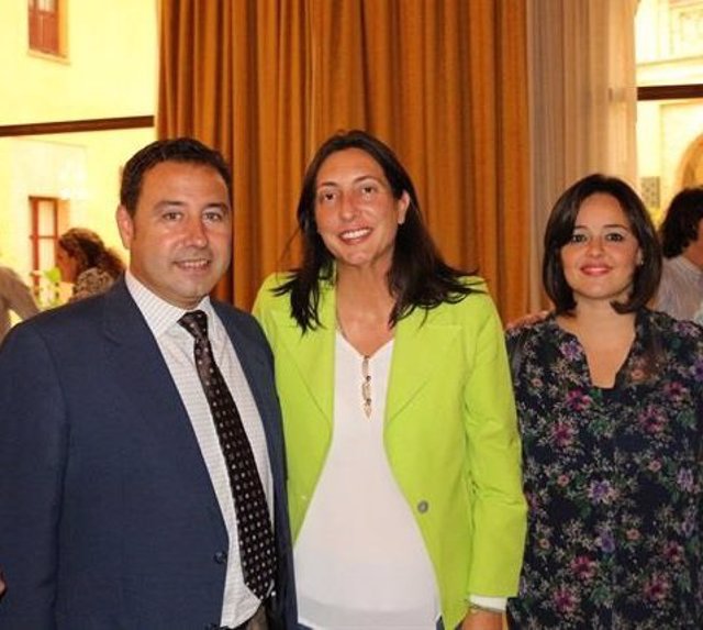 Archivo - Imagen de archivo del delegado del Gobierno de la Junta de Andalucía en Sevilla, Ricardo Sánchez, junto a la actual consejera Loles López y la todavía presidenta del PP de Sevilla, Virginia Pérez.