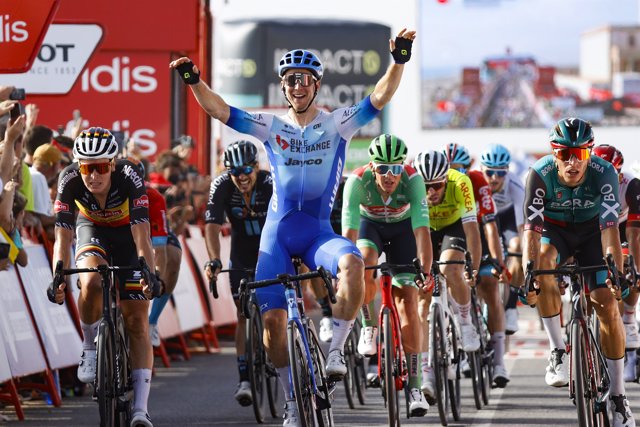 El australiano Kaden Groves celebra su victoria en la undécima etapa de La Vuelta 2022