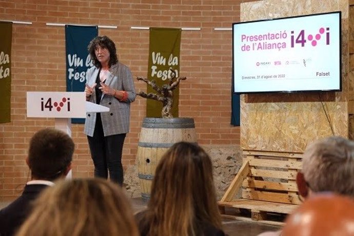 La consellera de Acción Climática, Alimentación y Agenda Rural de la Generalitat, Teresa Jord presentando 'i4Vi' este miércoles en Falset (Tarragona)