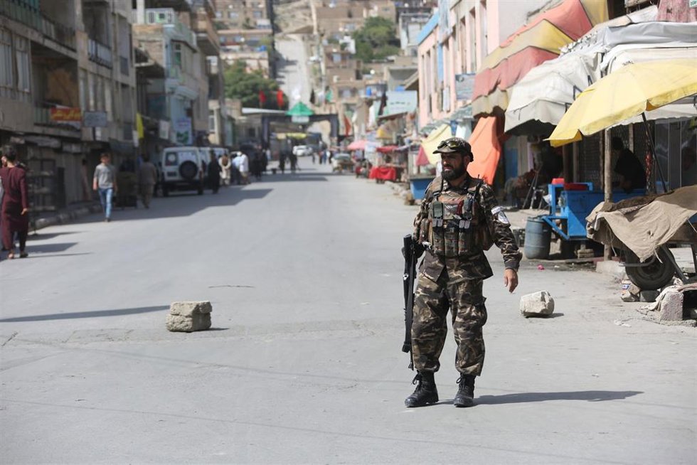 Un agente afgano vigila las inmediaciones de Kabul