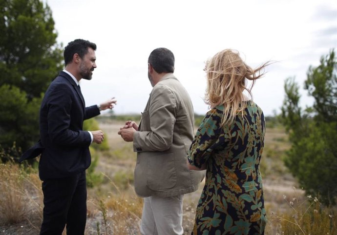 Roger Torrent visita los terrenos de la planta de Iljin Materials en Mont-roig (Tarragona)