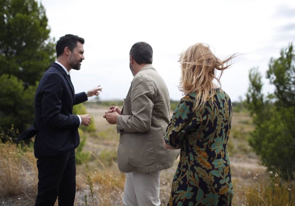 Roger Torrent visita los terrenos de la planta de Iljin Materials en Mont-roig (Tarragona)