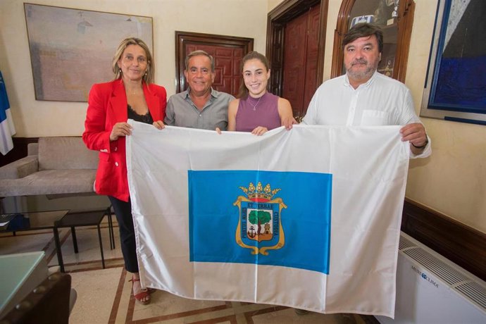 El alcalde recibe a la atleta onubense María Forero tras quedar quinta en 5.000 metros en el Mundial Sub 20.