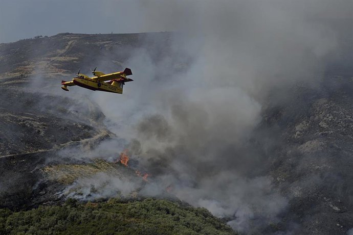 Un hidroavión realiza labores de extinción de un incendio forestal en la Serra do Leboreiro, en el parque natural de Baixa Limia e Serra do Xurés, a 26 de agosto de 2022, en Serra do Xurés, Ourense, Galicia (España). La superficie afectada por el incend