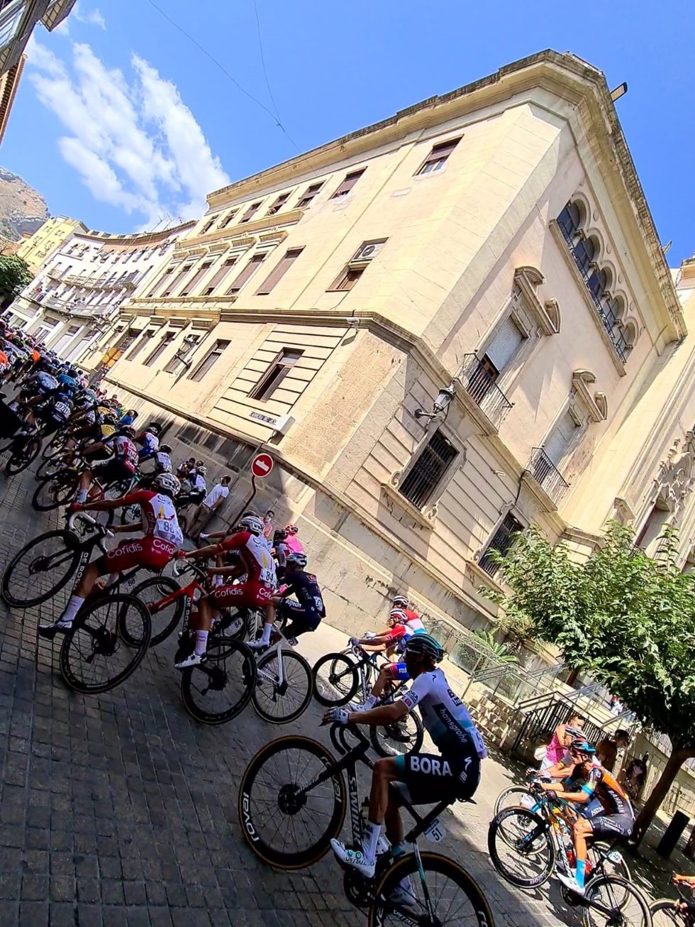 Ciclistas pasando por el Ayuntamiento/Archivo